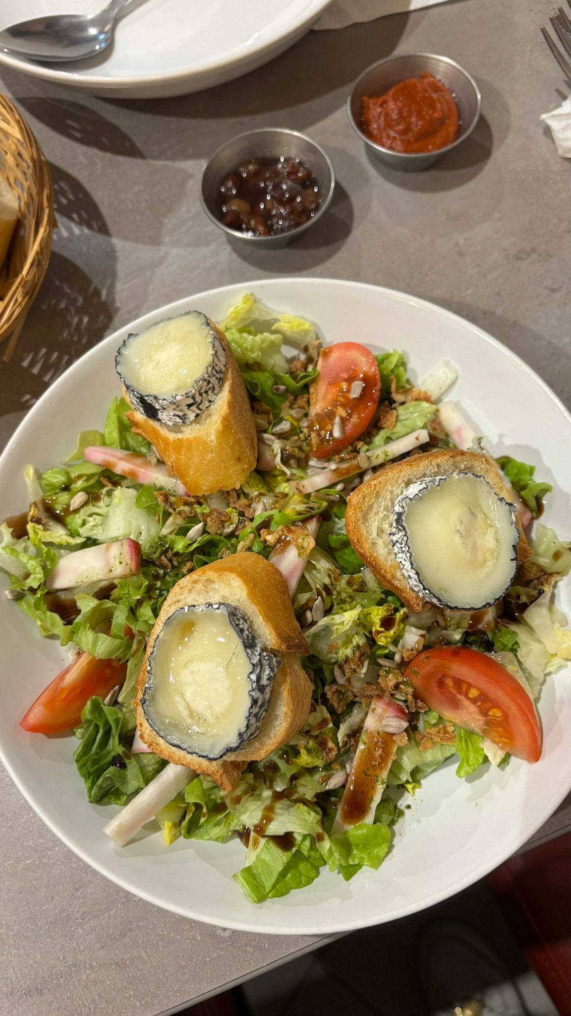 Salade de chèvre chaud
